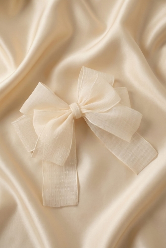 Κοκαλάκι φιόγκος κρεμ με διακριτική λάμψη – Επίσημο αξεσουάρ για κορίτσια