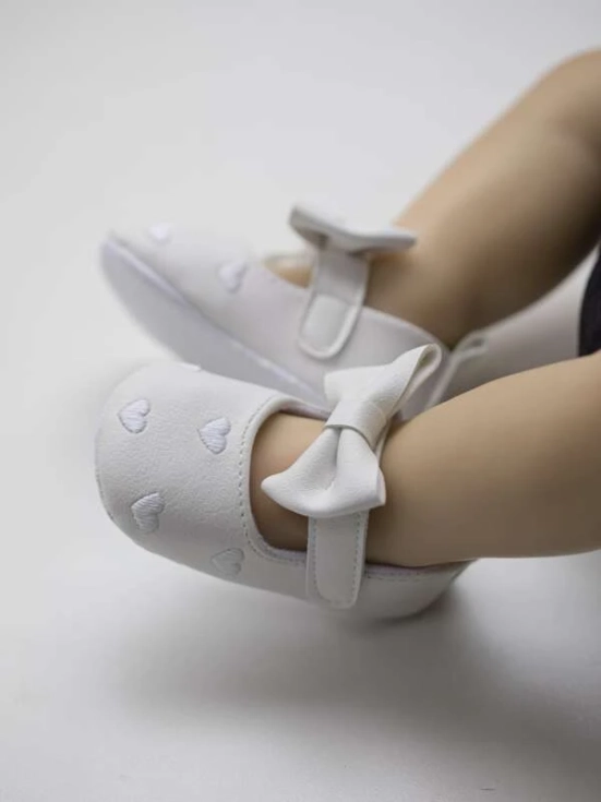 βρεφικά παπούτσια, λευκά παπούτσια, παπούτσια με λουλούδια, ποιότητα, ασφάλεια, κομψότητα, άνεση, στυλ, κεντημένα λουλούδια