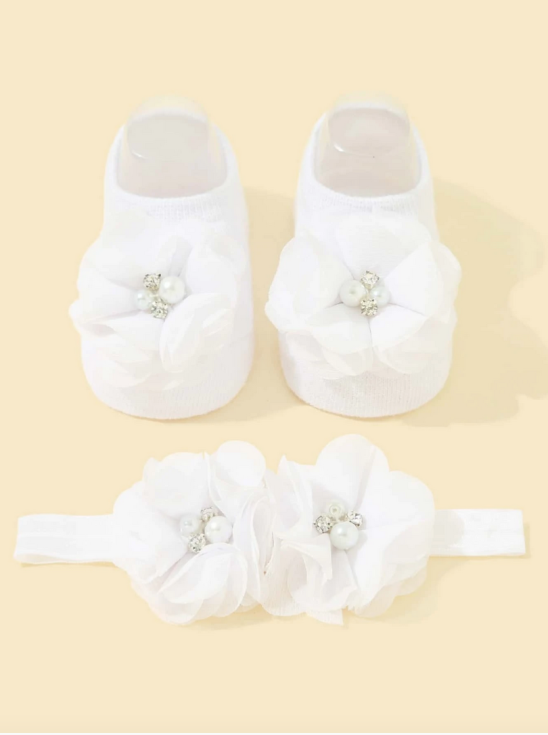 βρεφικές κάλτσες αντιολισθητικές, βρεφική κορδέλα, διακοσμητικά λουλουδάκια, σετ βρεφικών αξεσουάρ, κομψότητα βρεφικών ειδών, λευκό βρεφικό σετ, ποιοτικά βρεφικά είδη, σετ για βρέφη, βρεφικά είδη δώρου