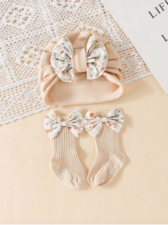 κάλτσες βρέφους, βαμβακερό τουρμπάνι, κομψό σετ βρεφικά, αντιολισθητικές κάλτσες, βρεφικά αξεσουάρ, σετ δώρου βρέφους, κομψά βρεφικά, πρακτικό δώρο βρέφους, βαπτίσεις, γενέθλια βρεφών